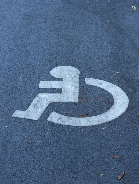 Handicap znak w parku publicznym — Zdjęcie stockowe