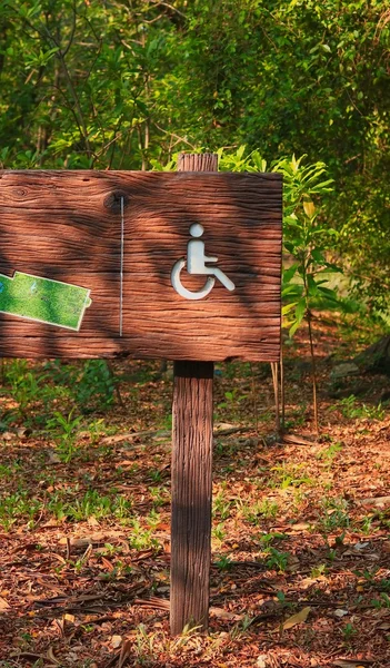 Handicap znak w parku publicznym — Zdjęcie stockowe