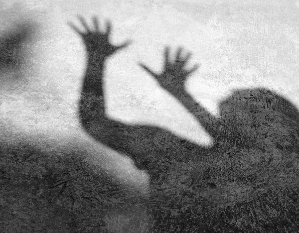 Bir adam yere doku gölgesi.