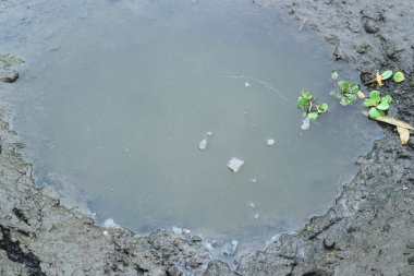 Çamur doku veya ıslak siyah toprak doğal organik kil olarak