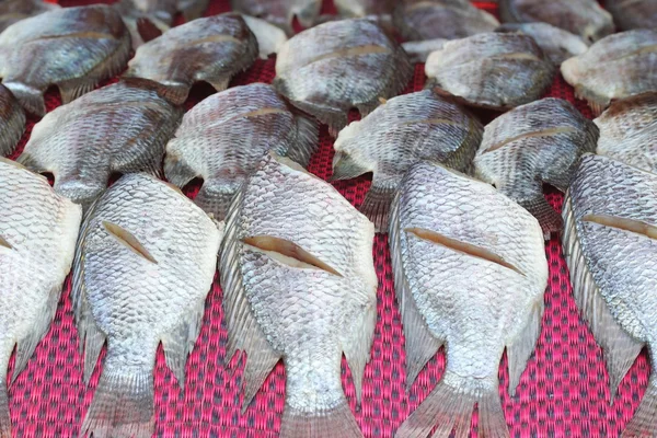 Peixes salgados secos ou secos na Tailândia da Ásia — Fotografia de Stock