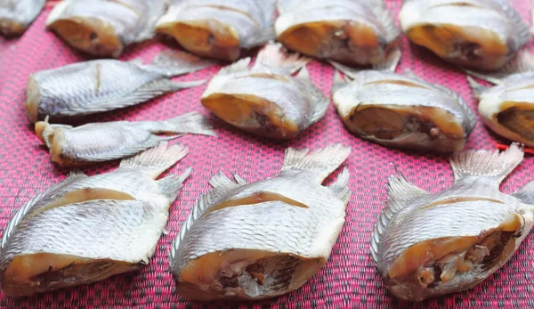 Peixes salgados secos ou secos na Tailândia da Ásia — Fotografia de Stock