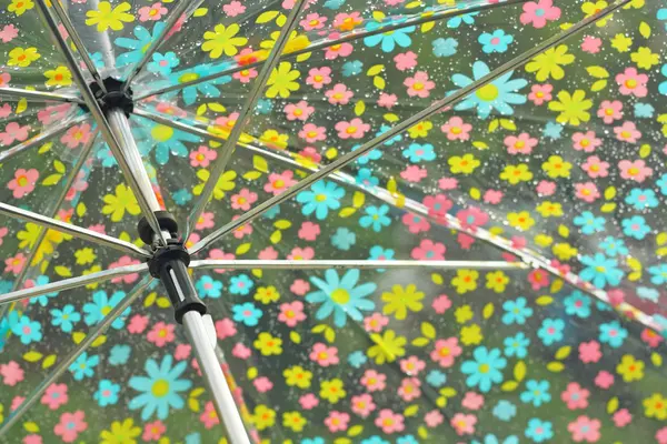 Gotas de lluvia en el paraguas de flores de colores para el mal tiempo, el invierno o la protección — Foto de Stock
