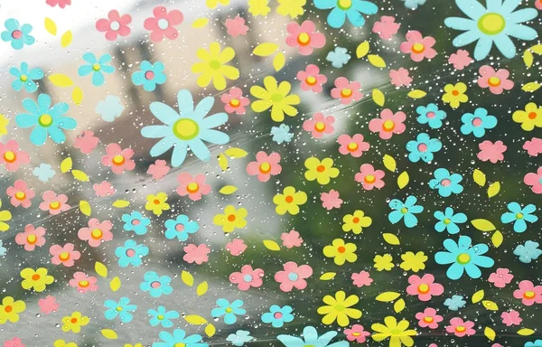 Kötü hava, kış veya koruma için renkli çiçek şemsiye yağmur damlaları