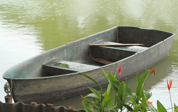 Boot auf Teich im Park — Stockfoto