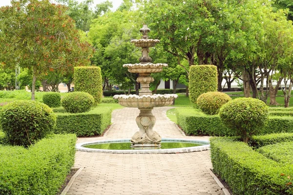 Parkta çok katmanlı bir çeşme.