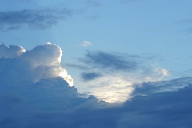 Mavi gökyüzündeki bulutlar