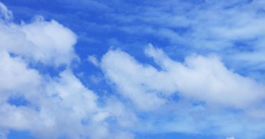 Mavi gökyüzünde beyaz kabarık bulutlar