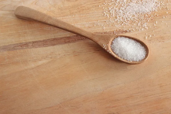 Azúcar blanco en cuchara de madera — Foto de Stock