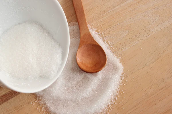 Azúcar blanco en cuchara de madera — Foto de Stock