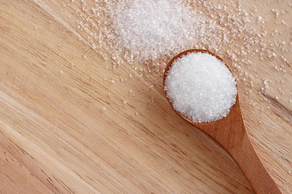 Weißer Zucker im Holzlöffel — Stockfoto