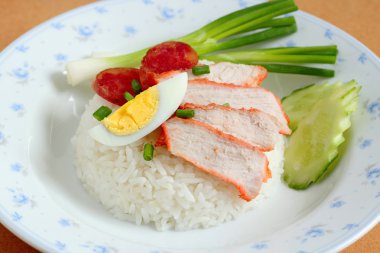 Pirinç. Mangalda kırmızı domuz eti pilav ile