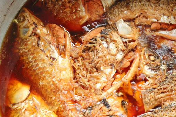 Java barb lub srebrny barb ryb w głębokie sos wrzenia — Zdjęcie stockowe