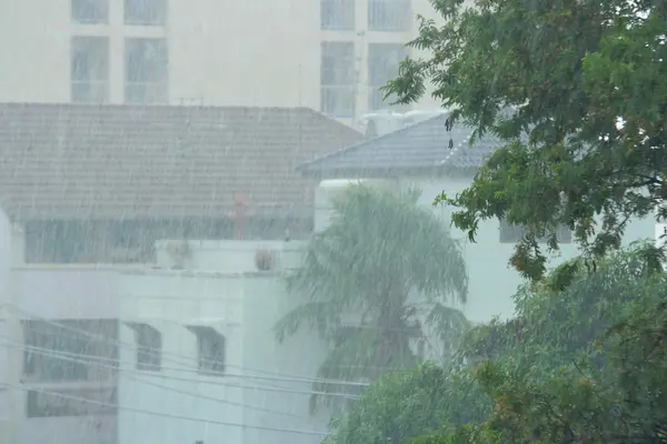 Chuva forte na cidade — Fotografia de Stock