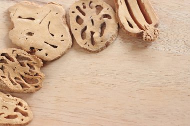 Lotus Root ahşap masa üzerinde kuru ile