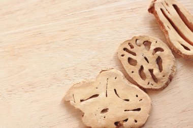 Lotus Root ahşap masa üzerinde kuru ile