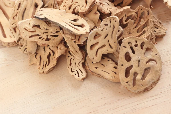 Raíz de loto con secado en mesa de madera — Foto de Stock