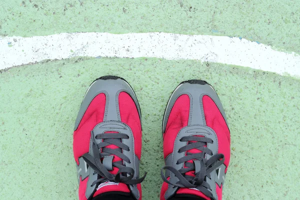 Tênis vermelhos para o exercício . — Fotografia de Stock