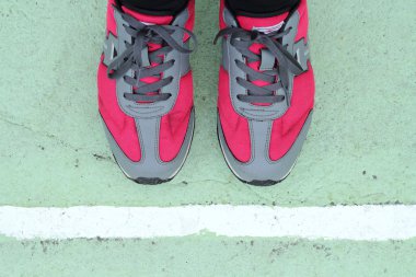 egzersiz için kırmızı spor ayakkabılar.