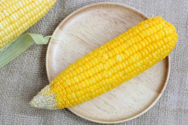 Ahşap plaka üzerinde taze Mısır