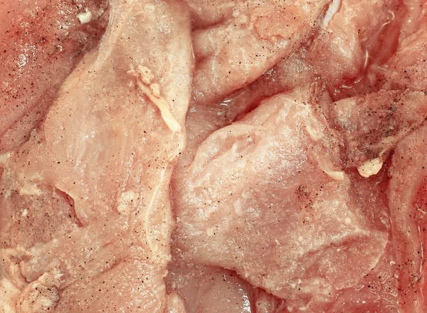 Alcune fette di carne di pollo cruda marinata con prezzemolo e olive — Foto Stock