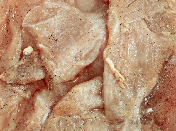 Algunas rebanadas de carne cruda de pollo marinado con perejil y oliva —  Fotos de Stock