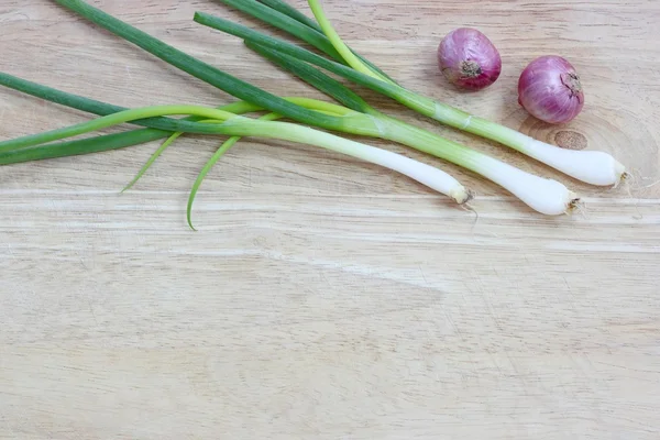 Groene ui. Vegetarische maaltijden op hout — Stockfoto