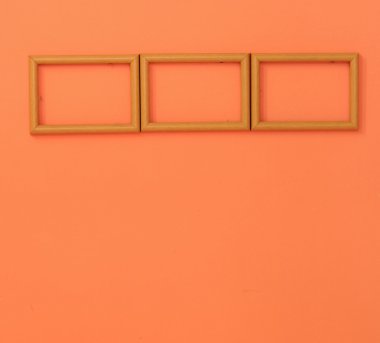 turuncu duvar üzerinde ahşap çerçeve