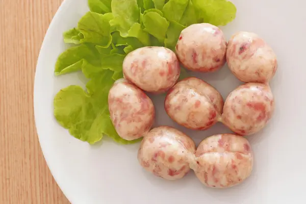 Saucisse crue sur plat blanc — Photo