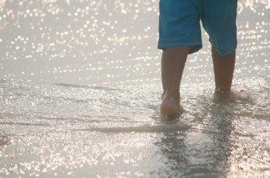 bir çocuğun Denizi üzerinde yürüyüş bulanık hareketi