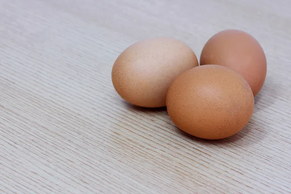 Huevos frescos sobre un fondo rústico de madera —  Fotos de Stock