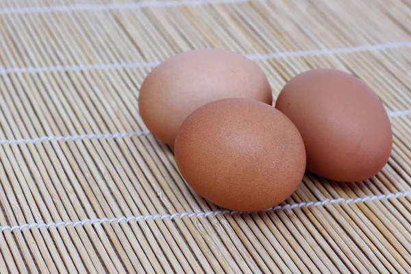 Huevos frescos sobre un fondo rústico de madera —  Fotos de Stock