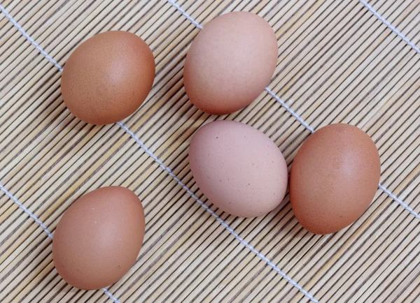 Huevos frescos sobre un fondo rústico de madera — Foto de Stock