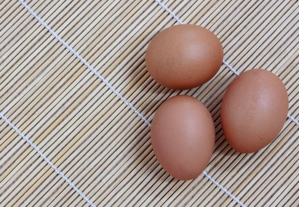 Huevos frescos sobre un fondo rústico de madera —  Fotos de Stock