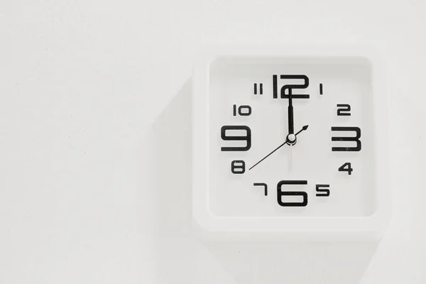 Reloj blanco suave sobre fondo de pared blanco —  Fotos de Stock