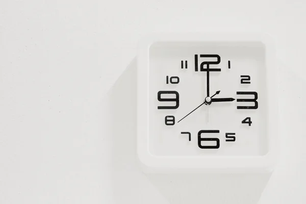 Reloj blanco suave sobre fondo de pared blanco —  Fotos de Stock