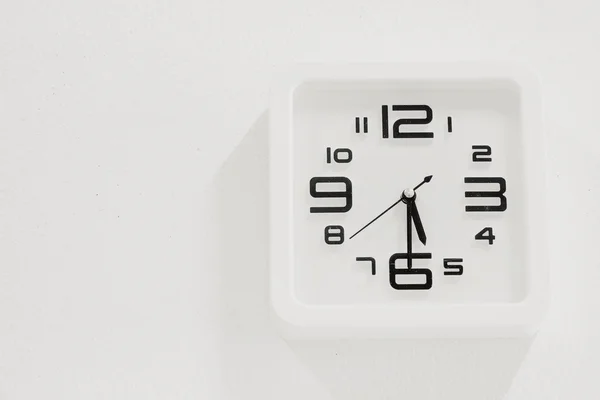 软白墙背景上的白色时钟 — 图库照片