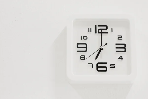 Reloj blanco suave sobre fondo de pared blanco —  Fotos de Stock