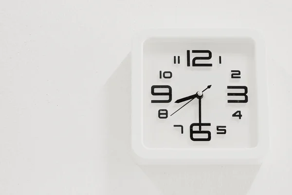 Reloj blanco suave sobre fondo de pared blanco —  Fotos de Stock