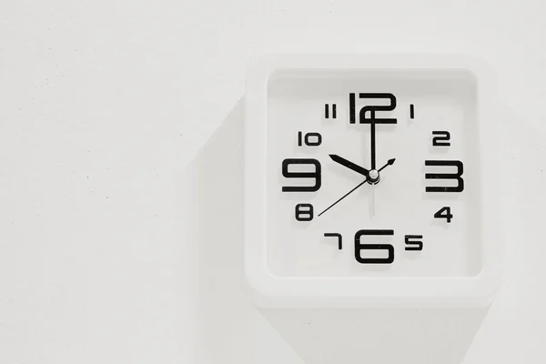 Reloj blanco suave sobre fondo de pared blanco —  Fotos de Stock