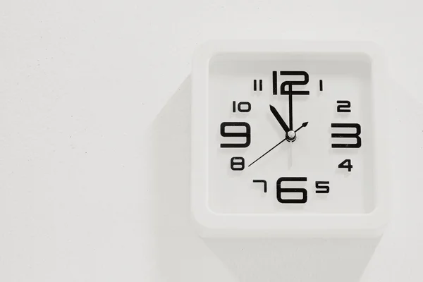 Morbido orologio bianco su sfondo bianco parete — Foto Stock