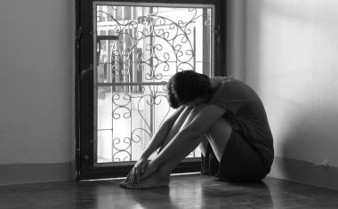 Yalnız boş bir odada oturan üzgün kadın