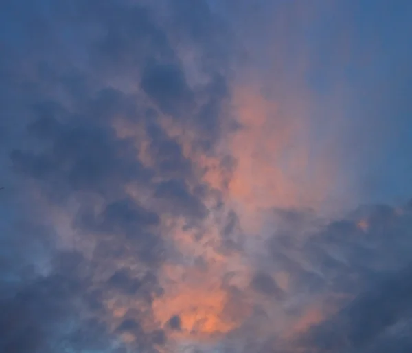 Прекрасный огненный закат, вечернее небо в огне — стоковое фото
