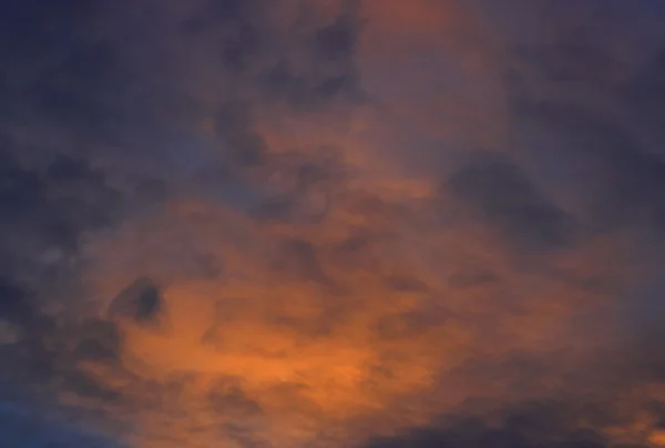 Krásný ohnivý západ slunce, na večerní obloze v ohni — Stock fotografie