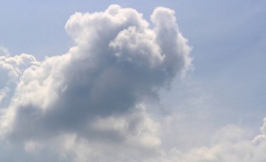 Beyaz bulutlu mavi gökyüzü arkaplanı