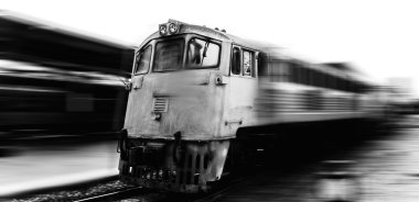 hızlı tren geçerken istasyonu ile hareket bulanıklığı eski loco güdü siyah-beyaz fotoğraf