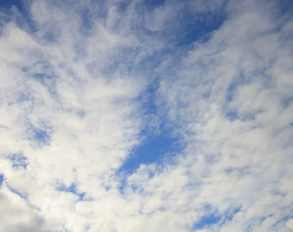 Nuages de ciel bleu — Photo