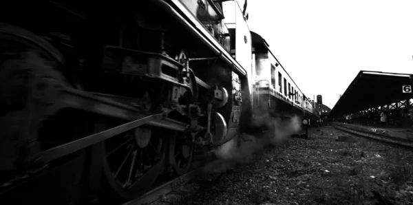 Primer plano en blanco y negro de las ruedas en un antiguo tren de vapor esperando salir de la estación — Foto de Stock