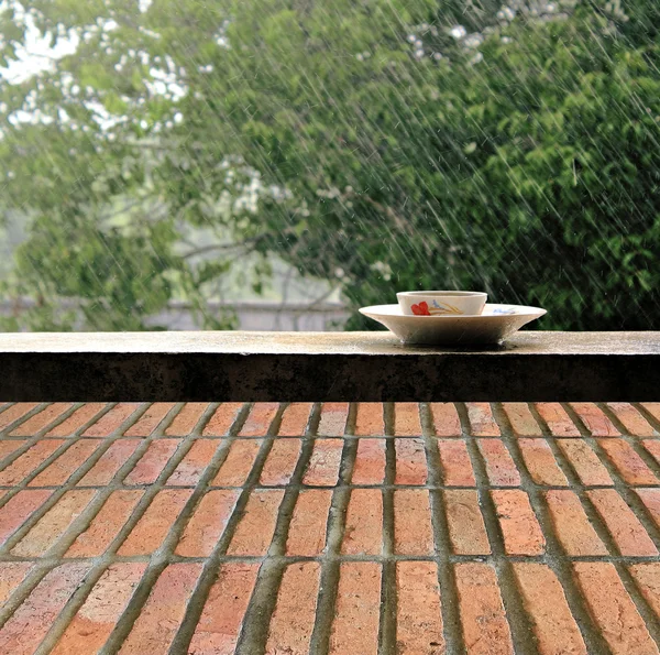 Llueve sobre la naturaleza. Abstracto fondo ladrillo piso de la pared — Foto de Stock