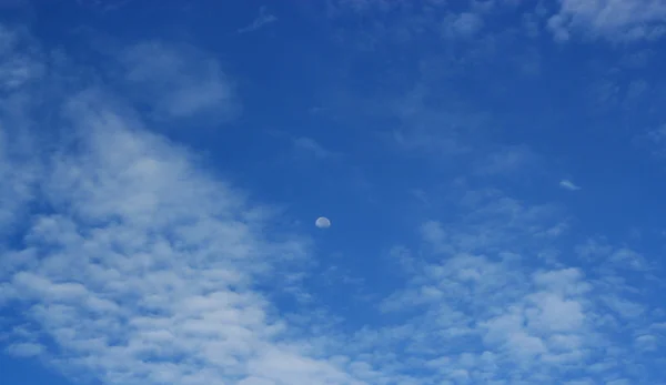 Wolk lucht overdag en de maan — Stockfoto